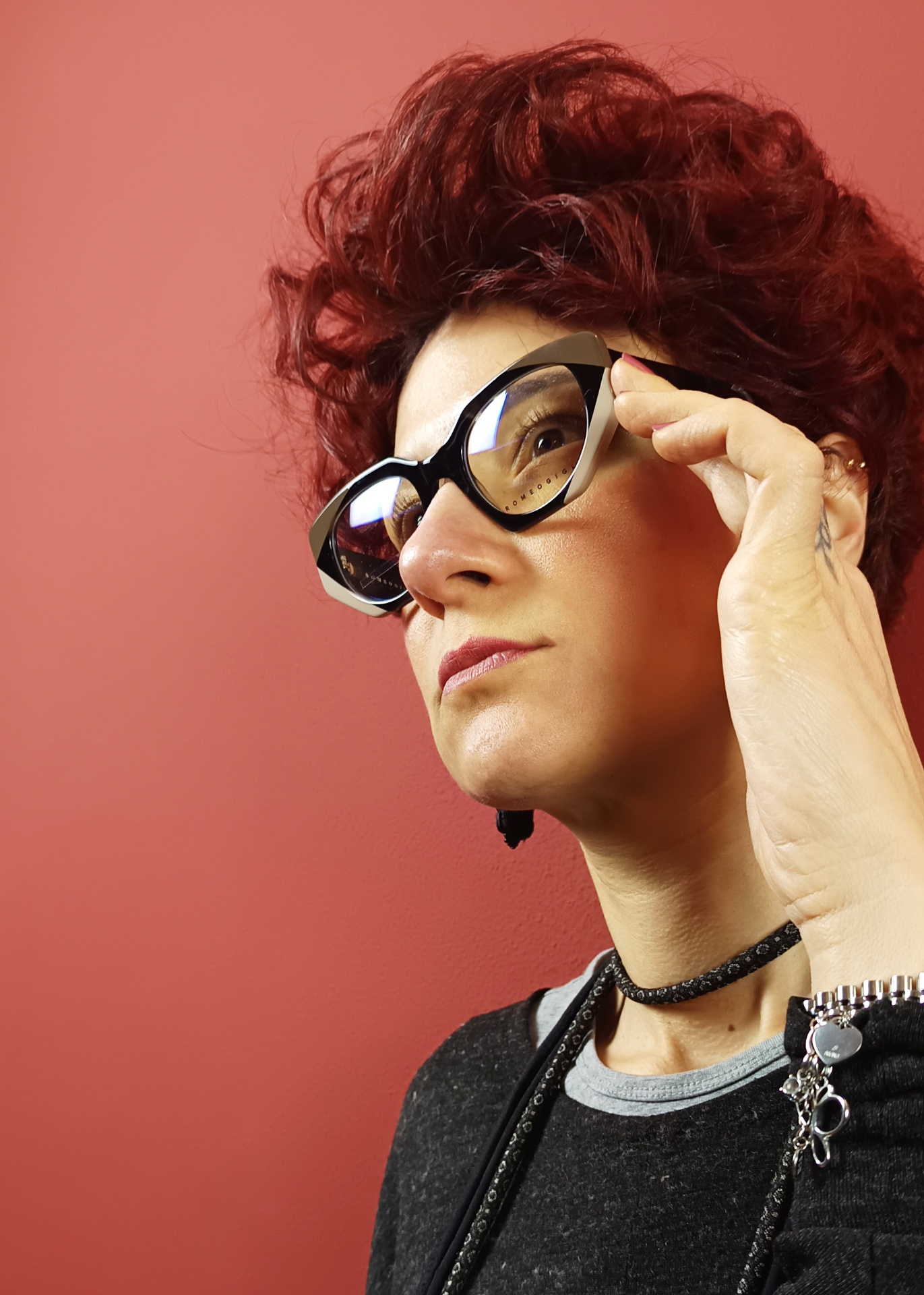 Cliente sorridente prova nuovi occhiali progressivi da VisionOttica Paros